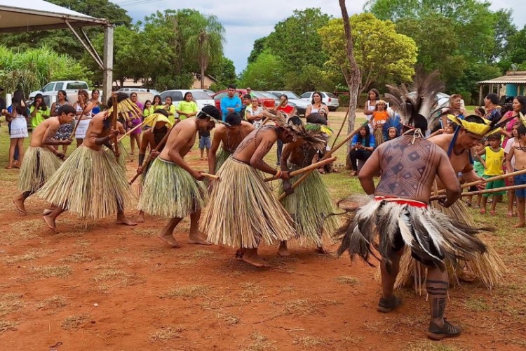 Apresentação cultural indígena no território de Nioaque